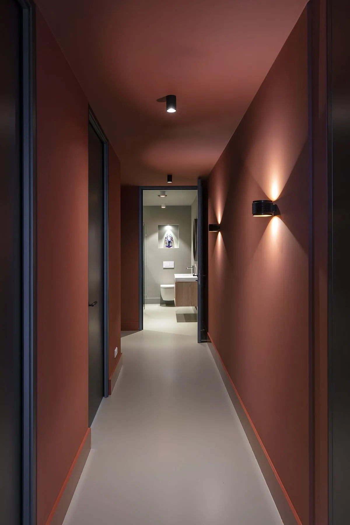 Couloir aux murs et plafond peints en terracotta