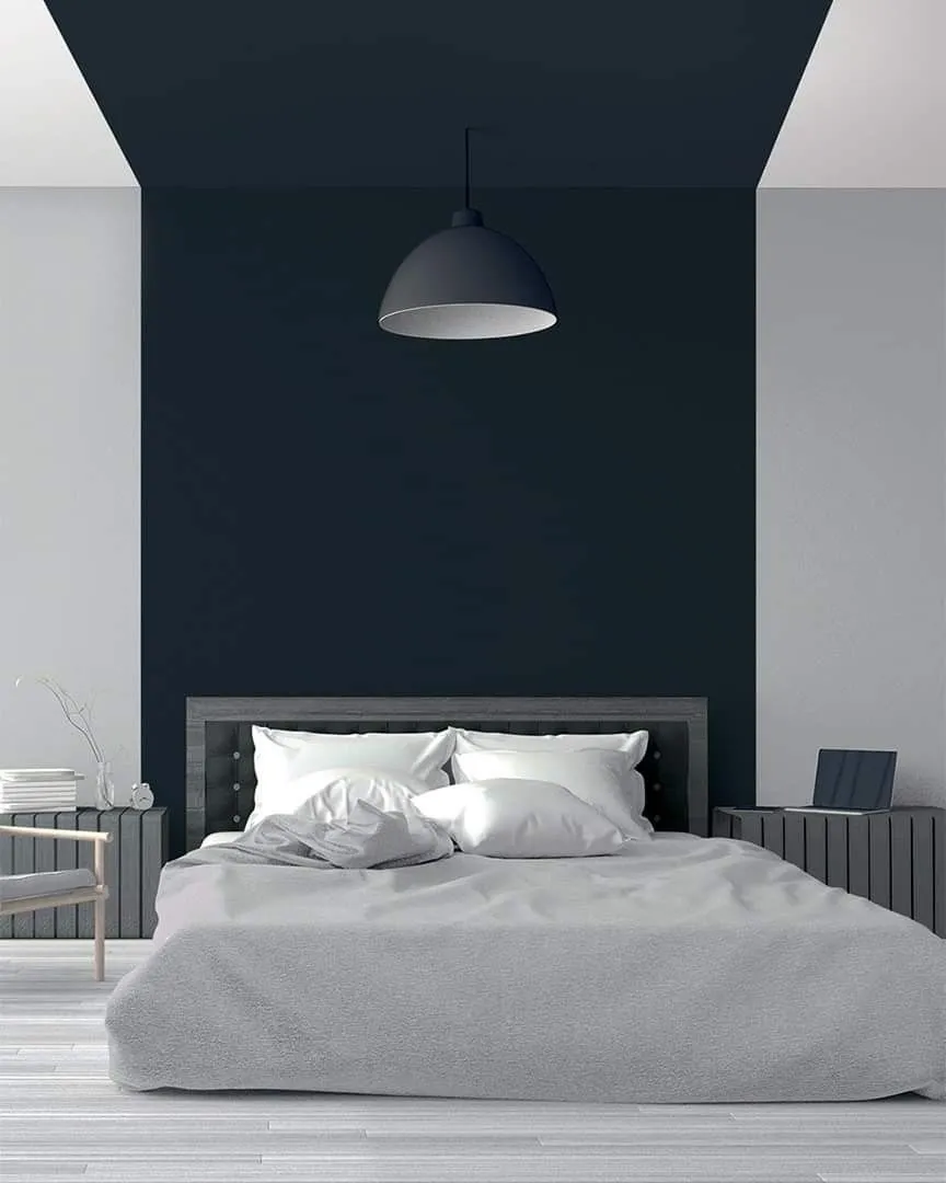 Chambre avec mur peint en bleu nuit