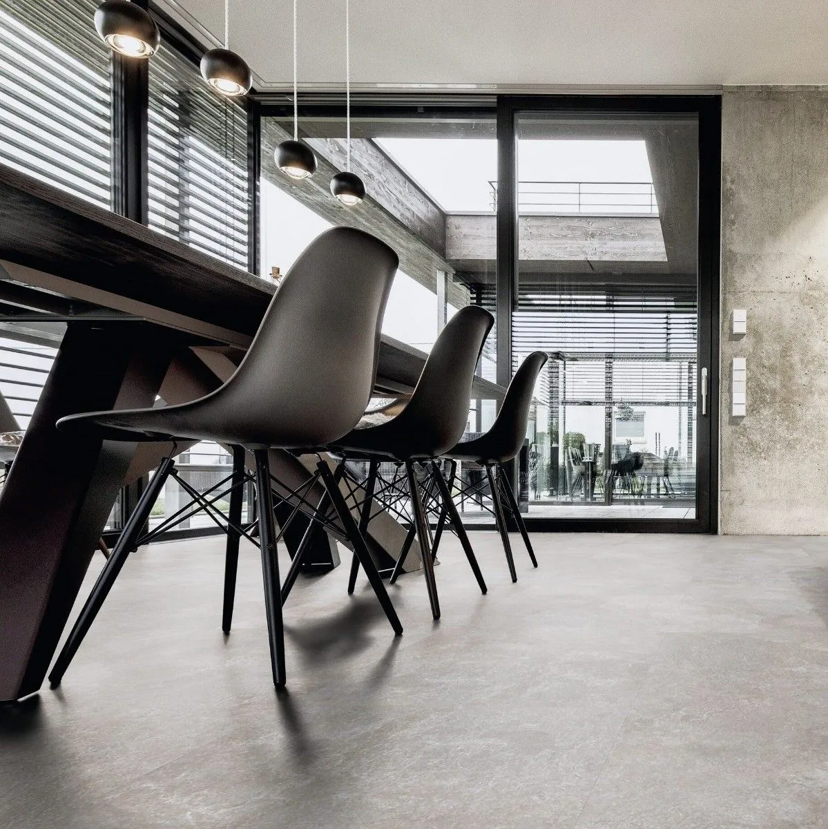 Dalles LVT gris béton dans un local professionnel